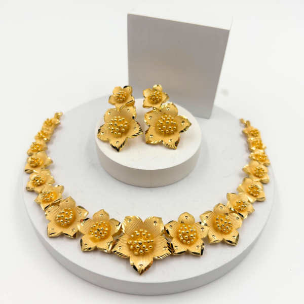 Dubai Forming Gold Nackless set